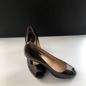 Beautiful brown patent leather peep toe pumps 7.5B
(B 5)